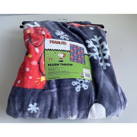 Peanuts Holiday Snoopy Christmas Lighted Doghouse Soft Plush Throw Blanket NEW - Picture 6 of 9